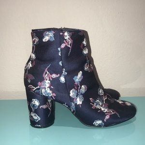 RARE: NAVY BLUE FLORAL URBAN OUTFITTERS BOOTIES